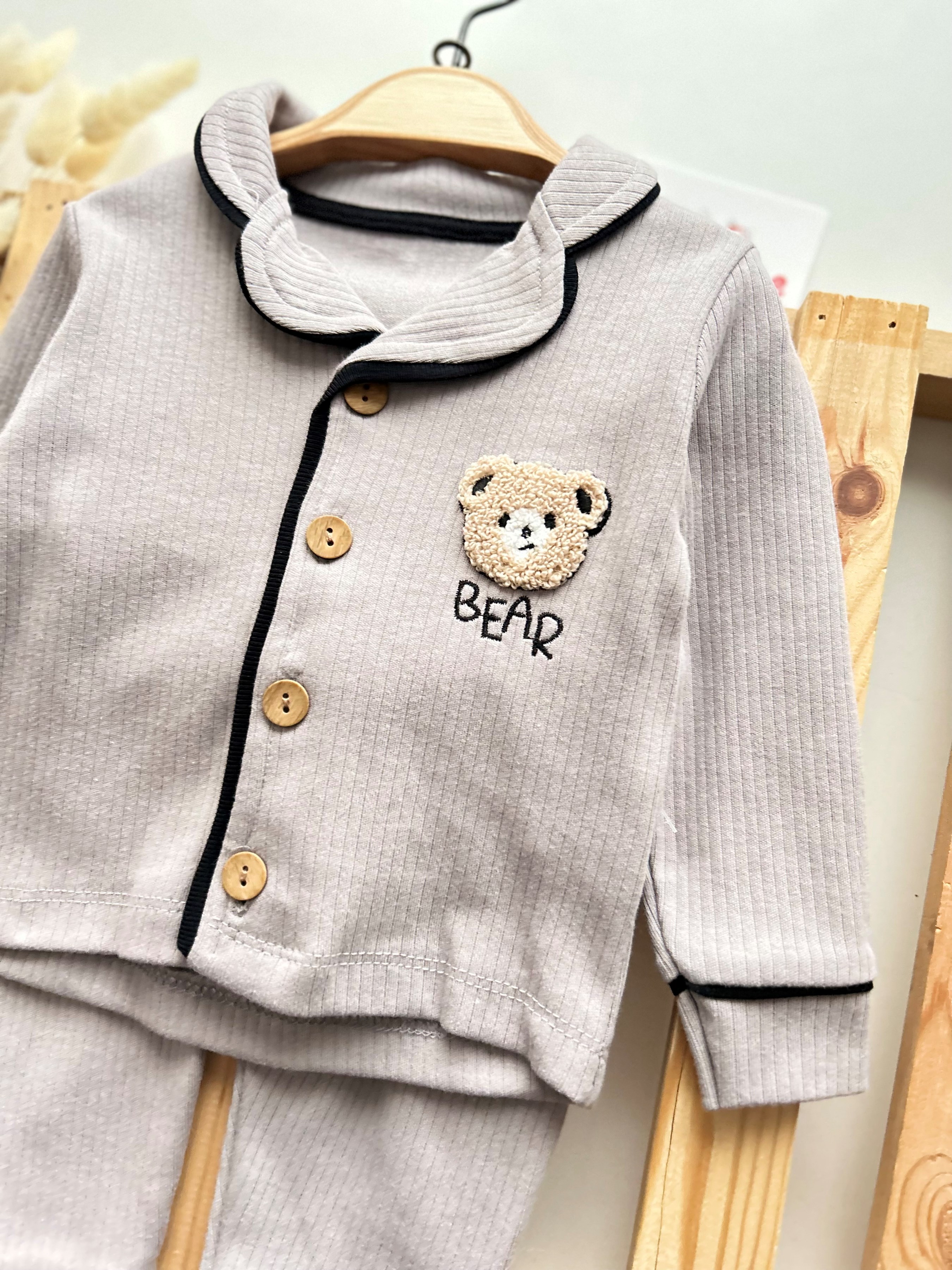 Bear Baskılı Ahşap Düğmeli  2’li Bebe Yakalı Pijama Takımı