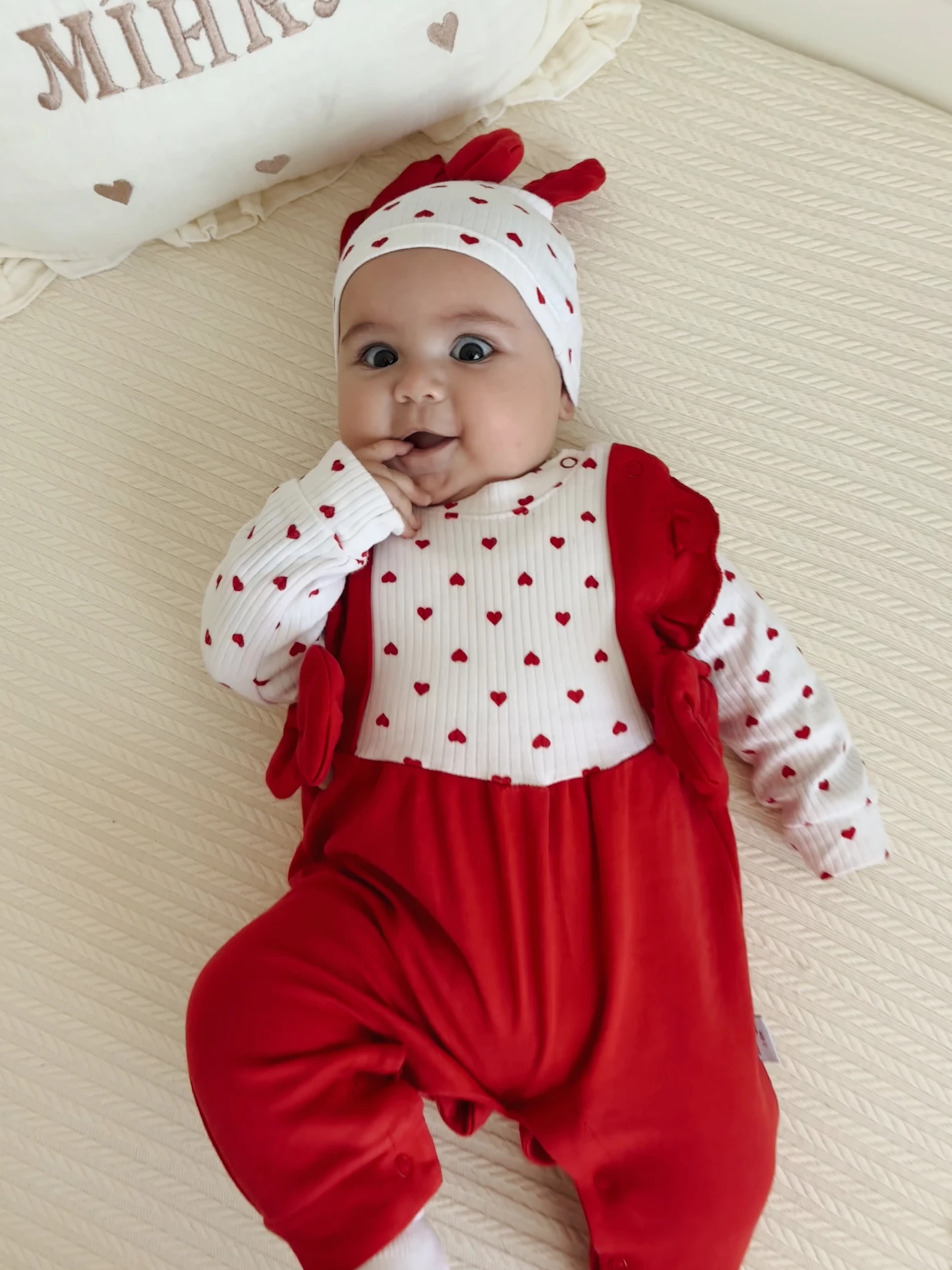 Fiyonk Detaylı Minik Kalp Desenli Bereli 2’li Tulum Set