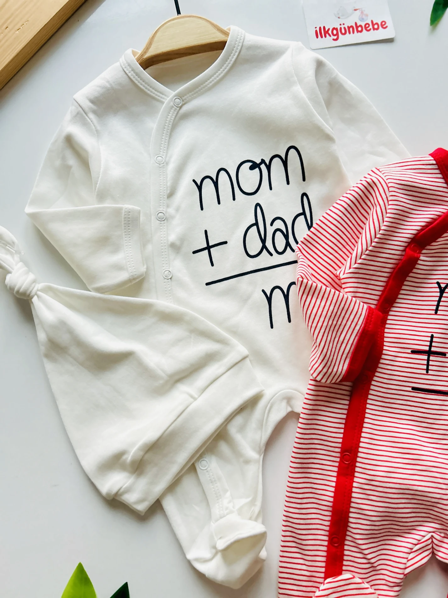 Mom + Dad Me Love Baskılı %100 Pamuk 2 Şapka & 2 Tulum Set
