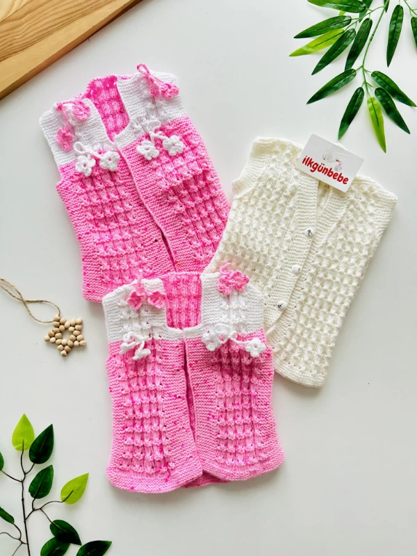 Çiçek Motifli İki Şiş El Örgüsü Bebek Yeleği