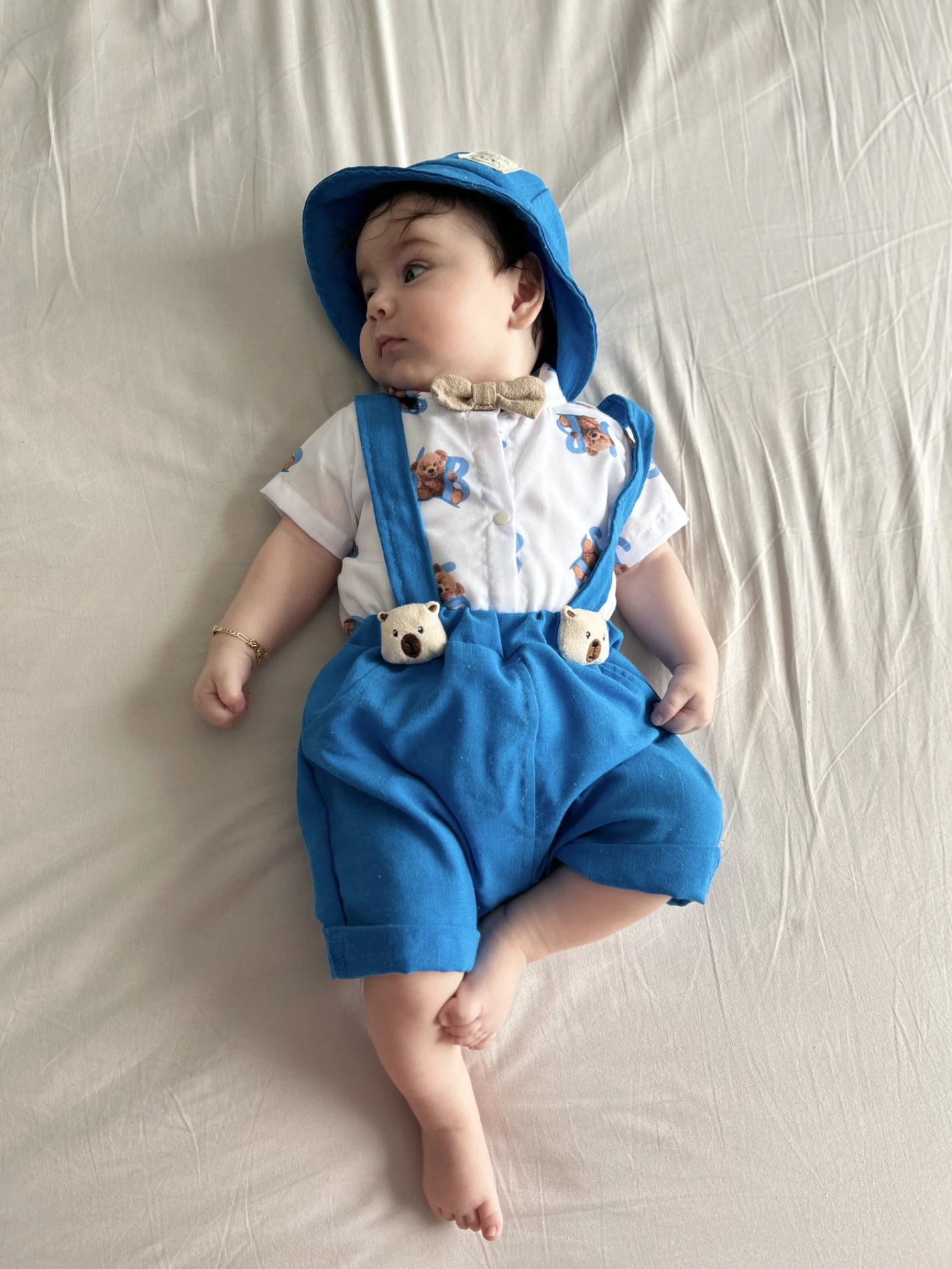 Ayıcık Desenli Papyonlu Gömlekli Bucket Şapkalı Müslin Salopetli Tarz 3’lü Takım