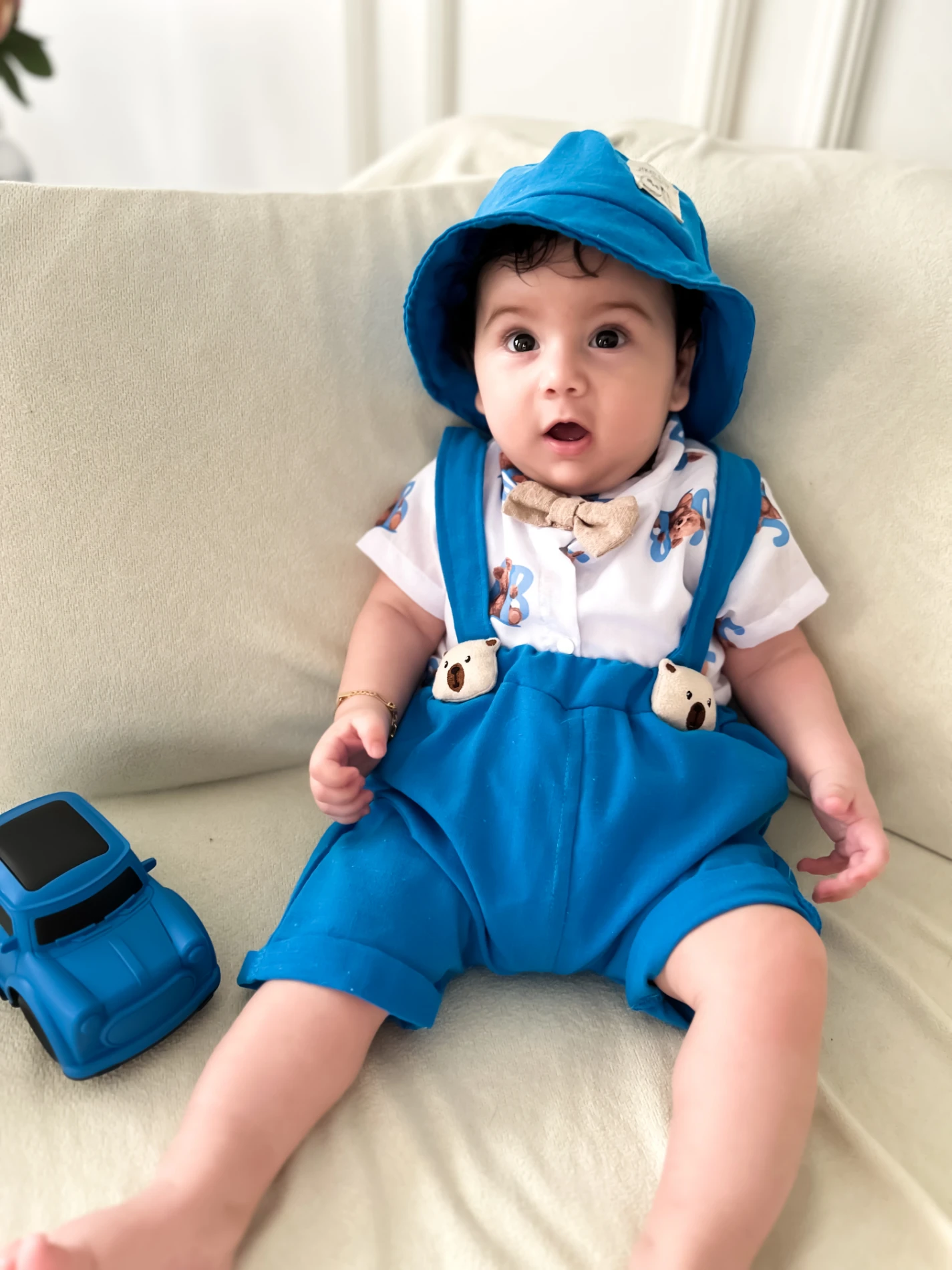 Ayıcık Desenli Papyonlu Gömlekli Bucket Şapkalı Müslin Salopetli Tarz 3’lü Takım