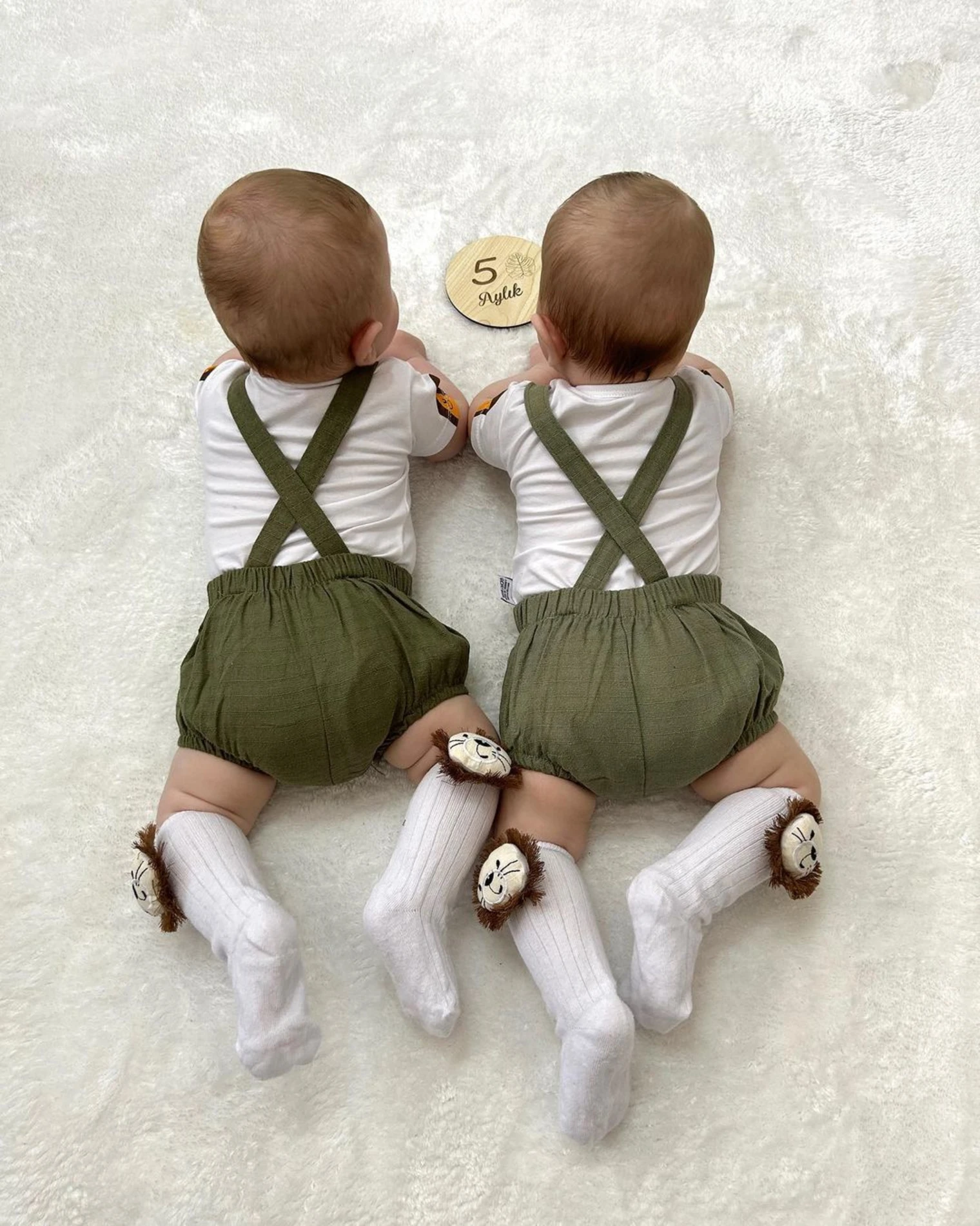 Aslan Nakışlı Ahşap Düğmeli Tişörtlü Yazlık Salopet