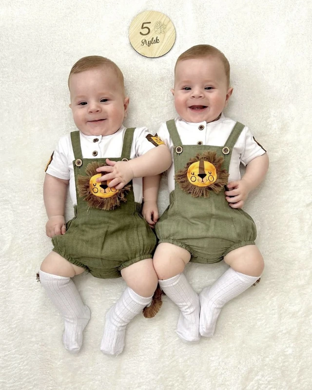 Aslan Nakışlı Ahşap Düğmeli Tişörtlü Yazlık Salopet