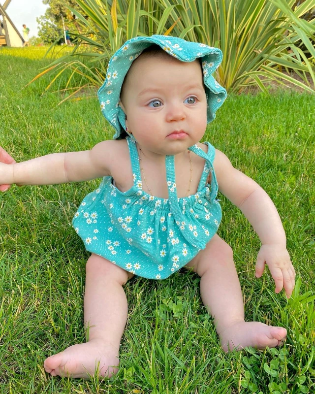 minik papatya baskılı bucket ipli bağlamalı şapkalı yazlık alttan çıtçıtlı 2’li takım