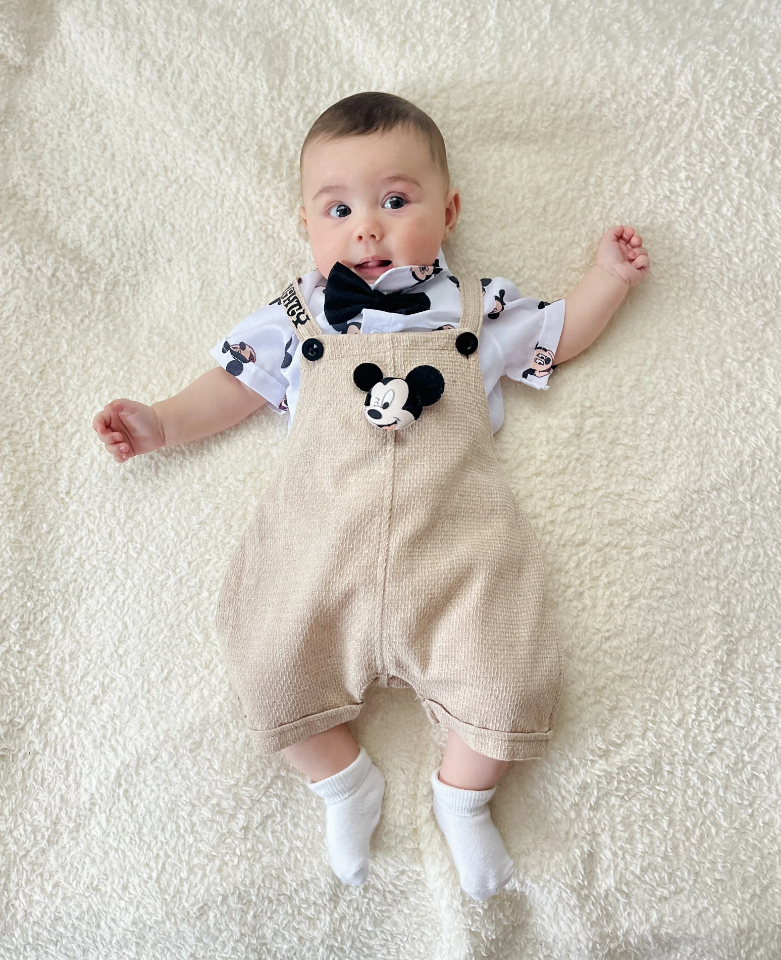 mickey mouse baskılı gömlekli çarpraz askılı şort salopetli 2’li takım 