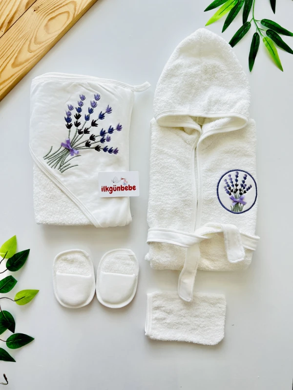 Lavanta Desenli  %100 Pamuk Organik Emici Kumaş 4 Parça Terlikli Keseli Başlıklı Havlulu Bornozlu Set