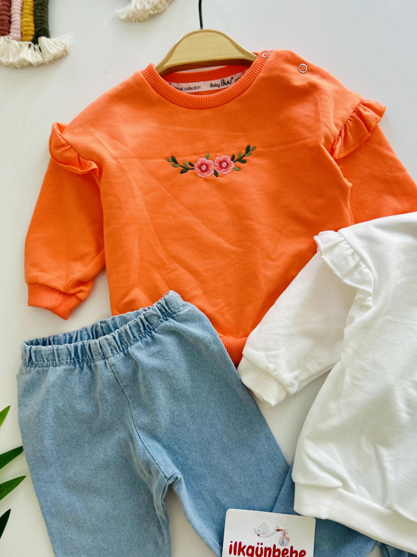 Çiçek Nakışlı Omuz Fırfırlı Kot Pantalonlu Takım