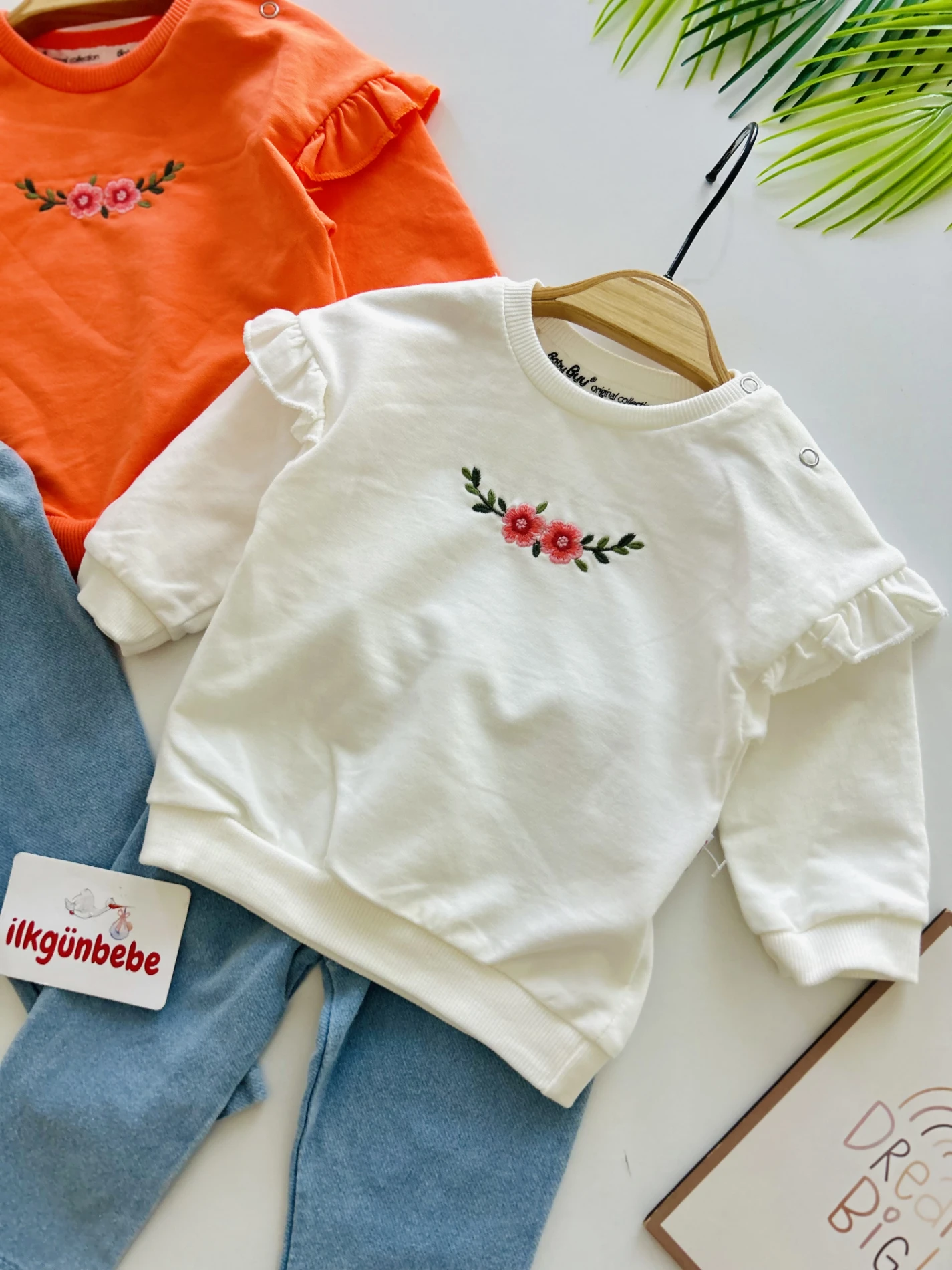 Çiçek Nakışlı Omuz Fırfırlı Kot Pantalonlu Takım