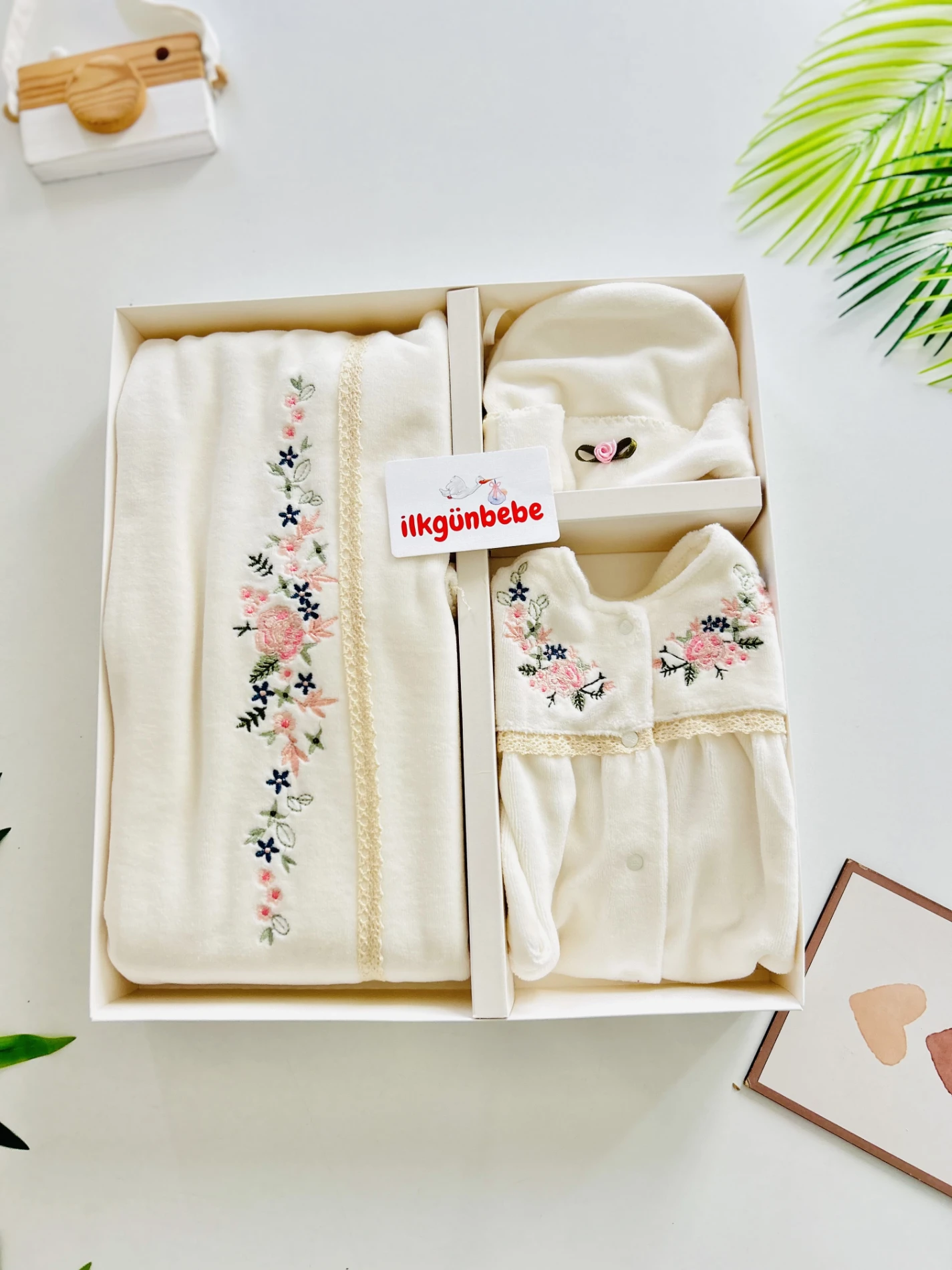 Sıra Çiçek İşlemeli Kadife Kumaş Premium Kalite Yenidoğan Set