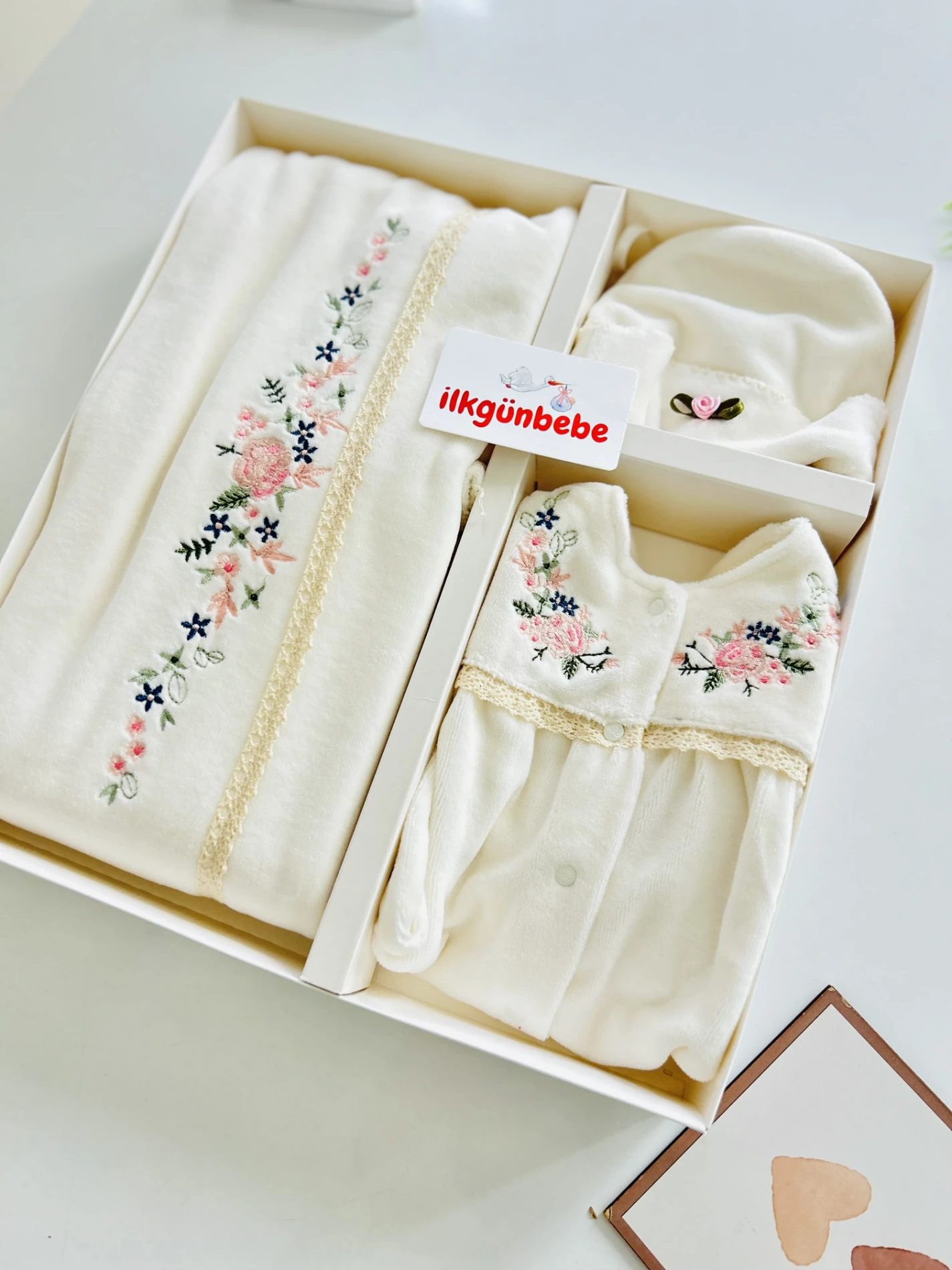 Sıra Çiçek İşlemeli Kadife Kumaş Premium Kalite Yenidoğan Set