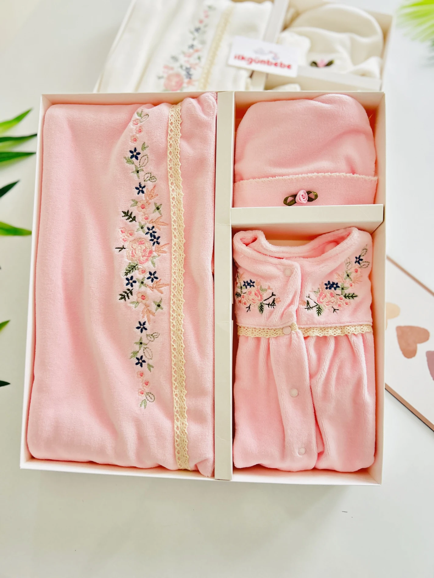 Sıra Çiçek İşlemeli Kadife Kumaş Premium Kalite Yenidoğan Set