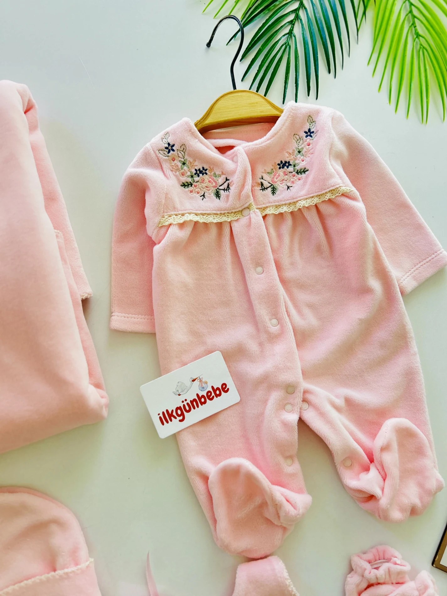 Sıra Çiçek İşlemeli Kadife Kumaş Premium Kalite Yenidoğan Set