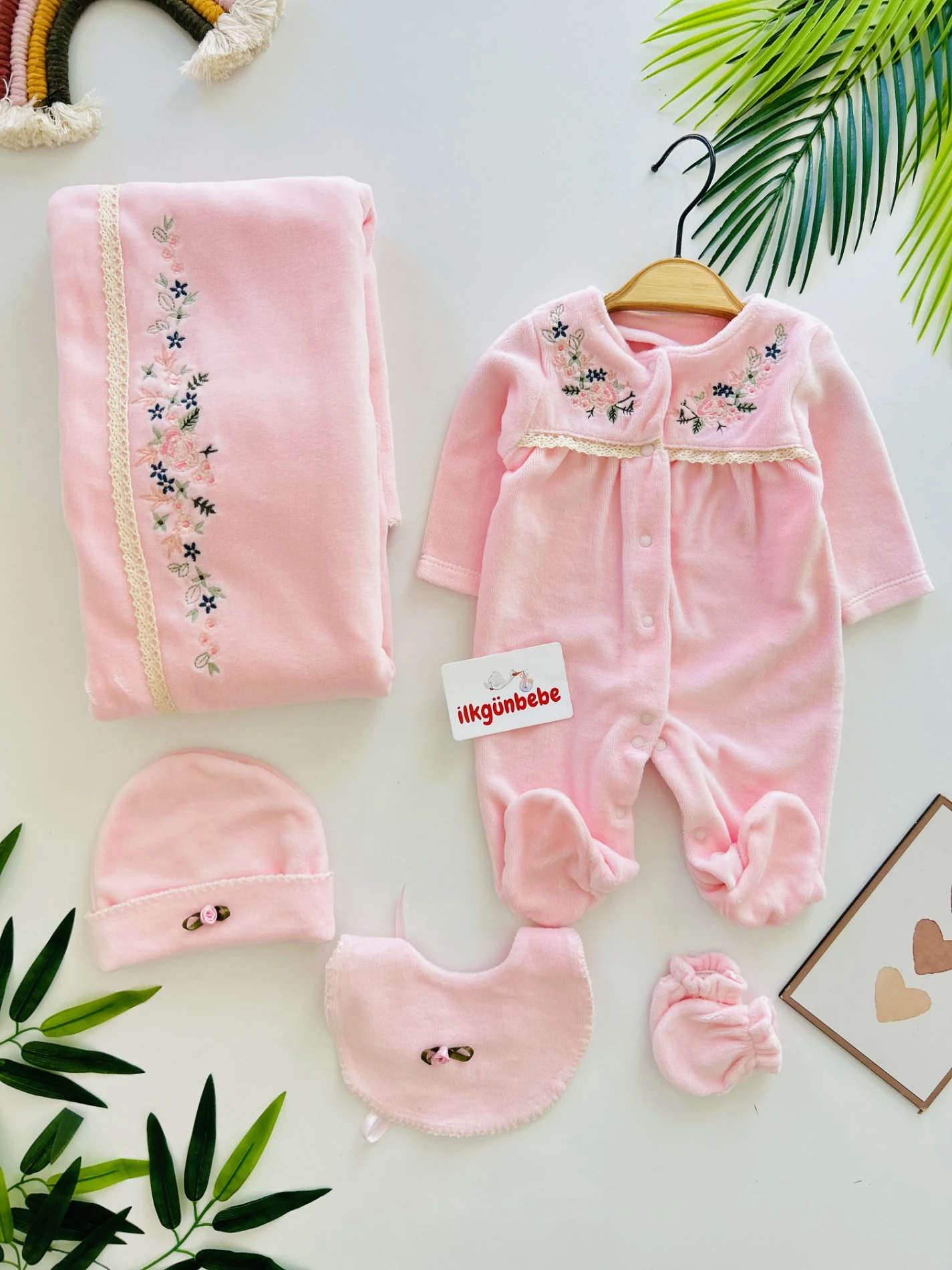 Sıra Çiçek İşlemeli Kadife Kumaş Premium Kalite Yenidoğan Set