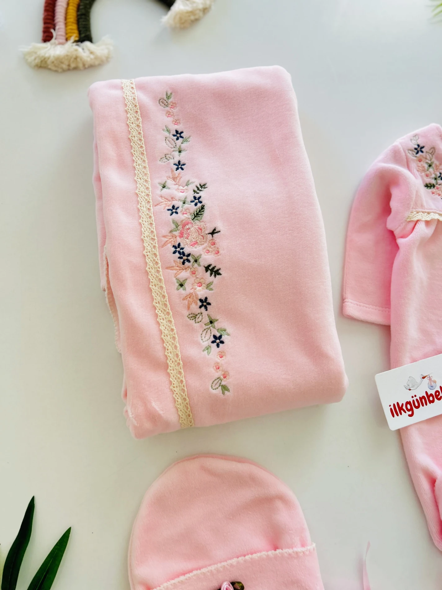 Sıra Çiçek İşlemeli Kadife Kumaş Premium Kalite Yenidoğan Set