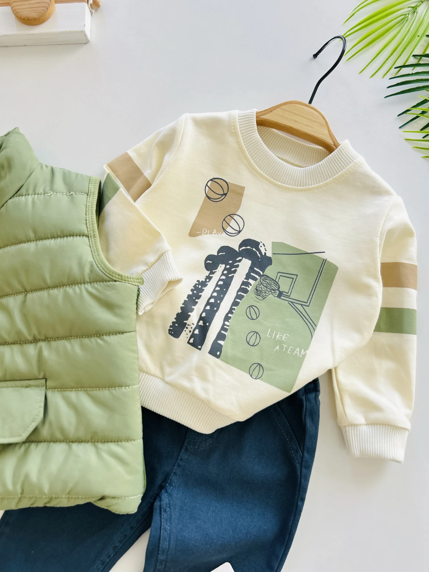 Şişme Yelekli Montlu Sweatli Kot Pantalonlu 3’lü Takım