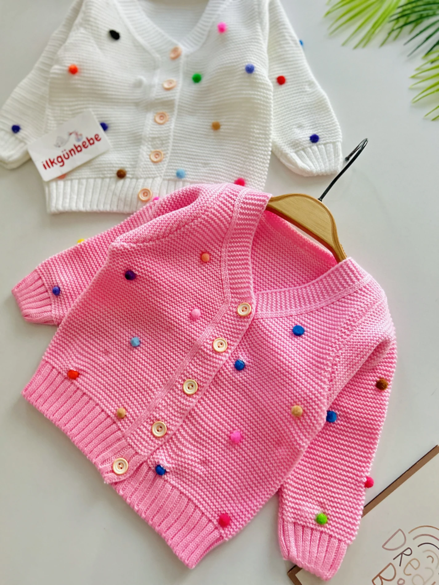 Minik Ponpon Kabartmalı Önden Düğmeli Örme Hırka