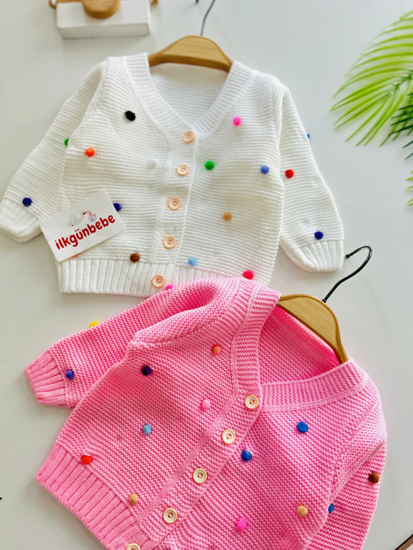 Minik Ponpon Kabartmalı Önden Düğmeli Örme Hırka