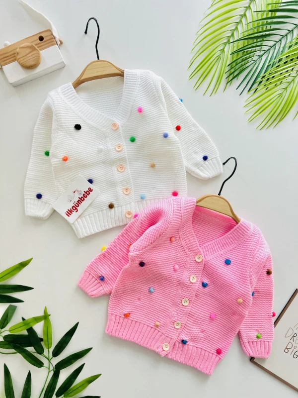 Minik Ponpon Kabartmalı Önden Düğmeli Örme Hırka