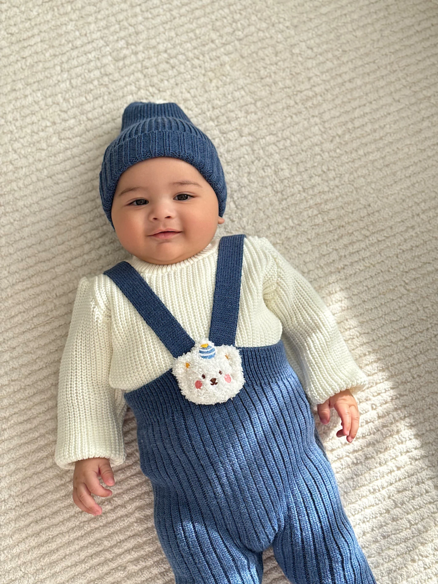 Selanik Örgüsü Triko Kazaklı Oyuncak Detaylı Çarpraz Askılı Salopetli Ponpon Şapkalı 3’lü Takım