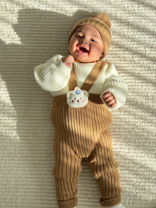 Selanik Örgüsü Triko Kazaklı Oyuncak Detaylı Çarpraz Askılı Salopetli Ponpon Şapkalı 3’lü Takım