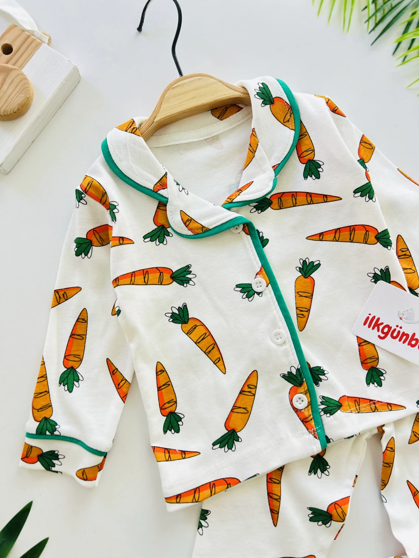 Havuç Desenli %100 Pamuk Bebe Yaka Pijama Takımı
