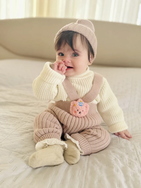 Selanik Örgüsü Triko Kazaklı Oyuncak Detaylı Çarpraz Askılı Salopetli Ponpon Şapkalı 3’lü Takım