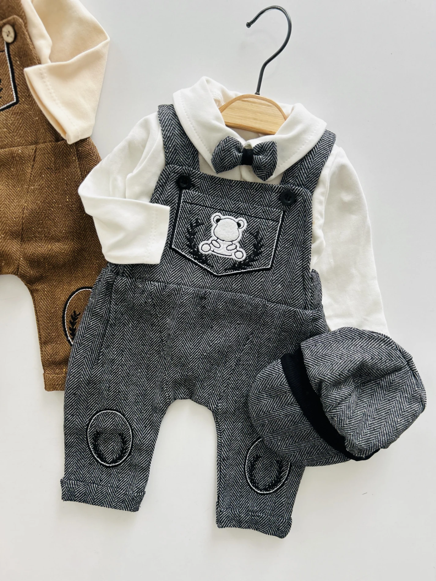 Kasketli Papyonlu Bodyli Salopet Takım