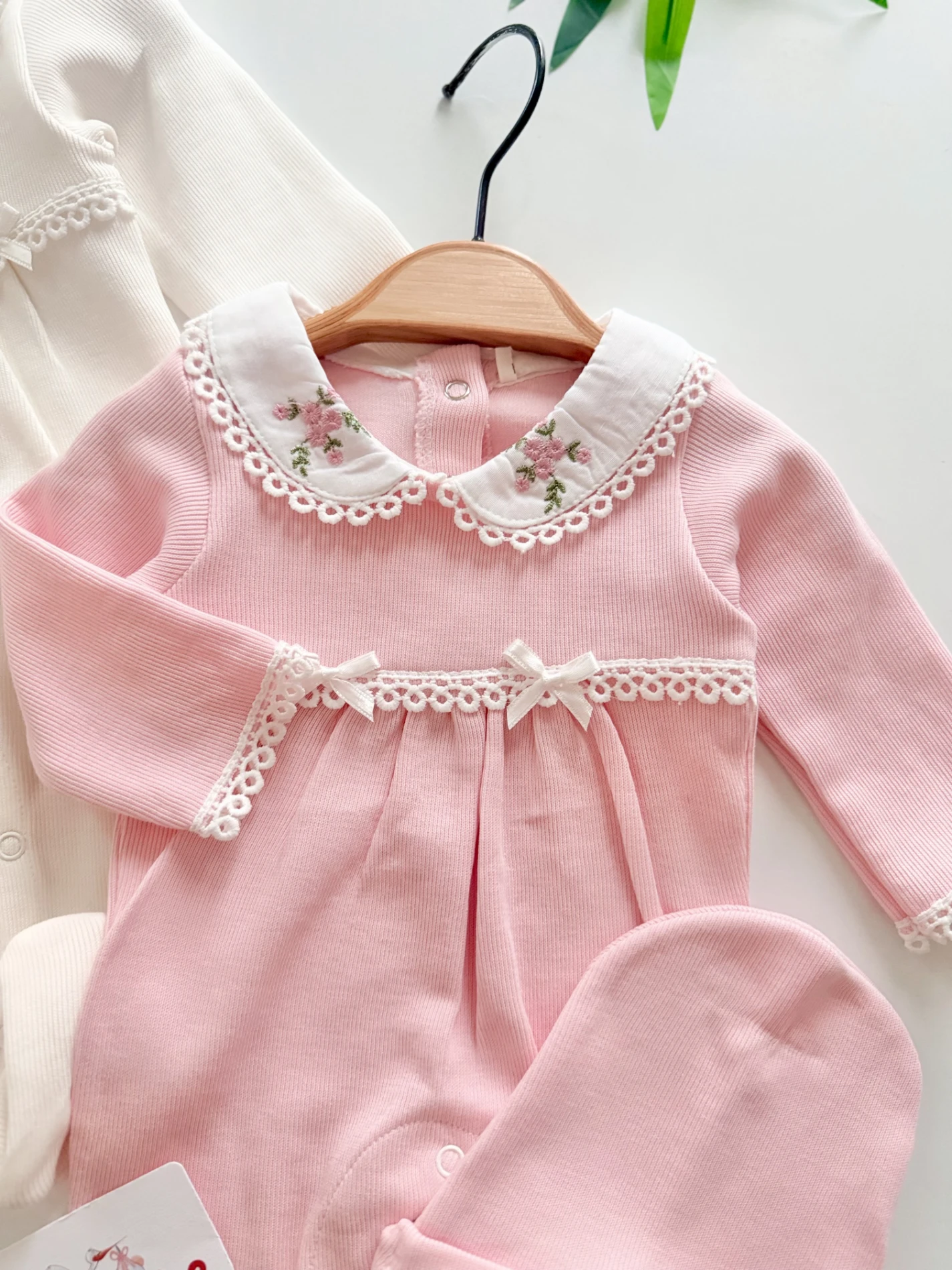 Çiçek Yaka Nakışlı %100 Pamuk Fiyonk Detaylı Tulum & Şapka