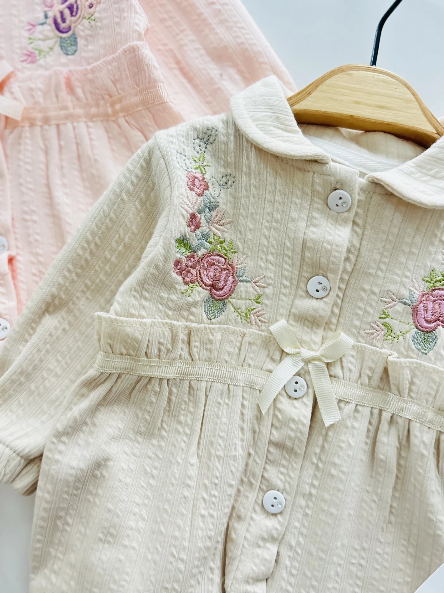 Çiçek Nakışlı Fiyonk Detaylı Tulum