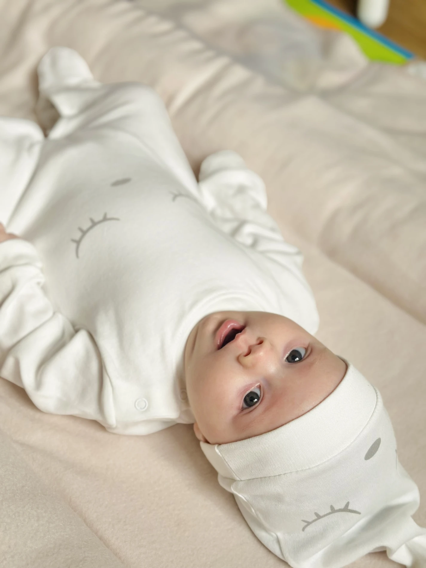 Uyuyan Sevimli Tavşan Nakışlı Ayaklı Şapkalı Unisex Tulum