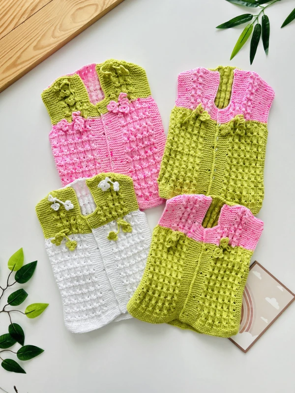 Çiçek Motifli İki Şiş El Örgüsü Bebek Yeleği