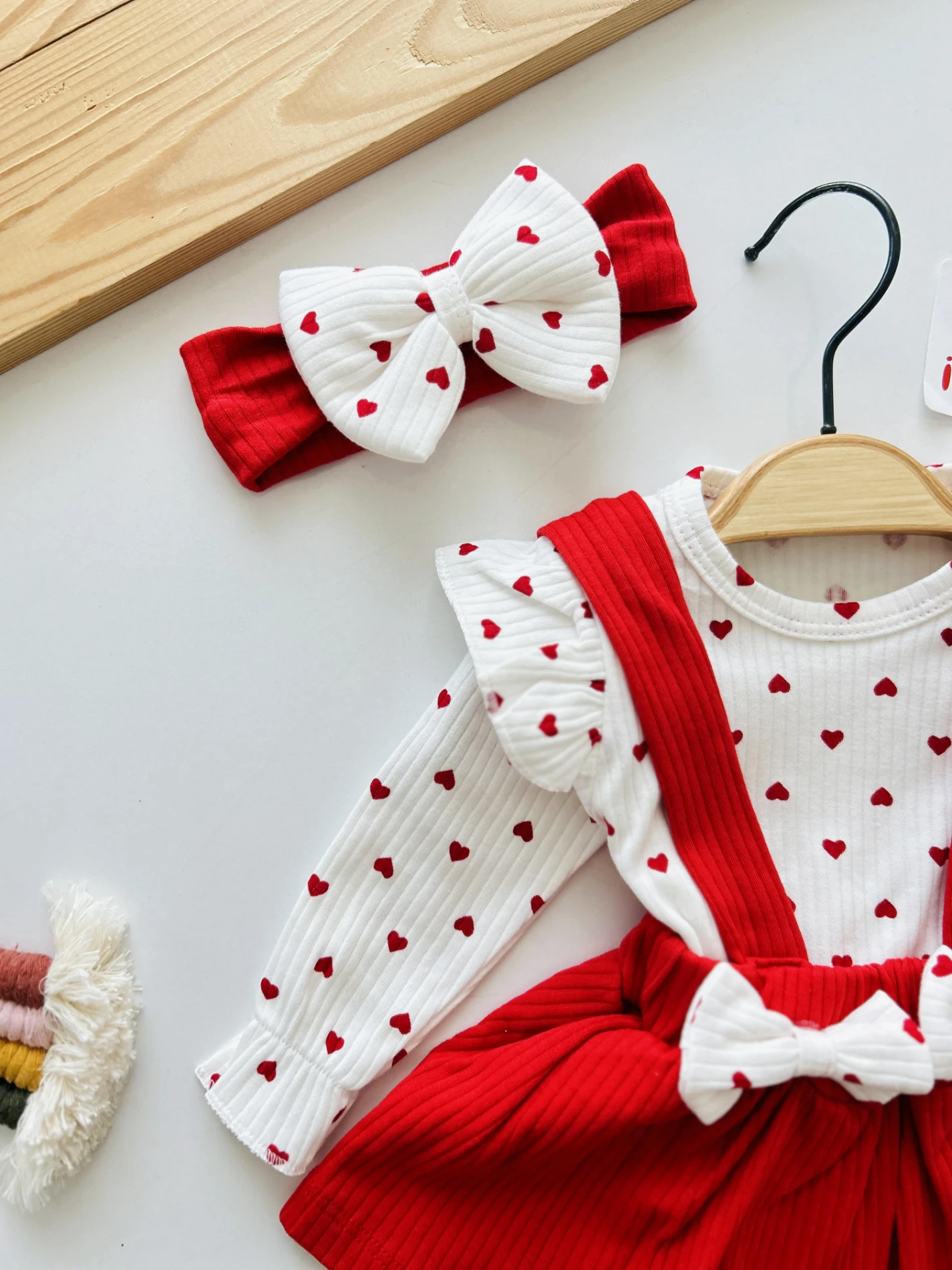 Kalp Temalı %100 Pamuk Fiyonk Detaylı Omuz Fırfırlı Zıbınlı Bodyli Bandanalı 3’lü Set