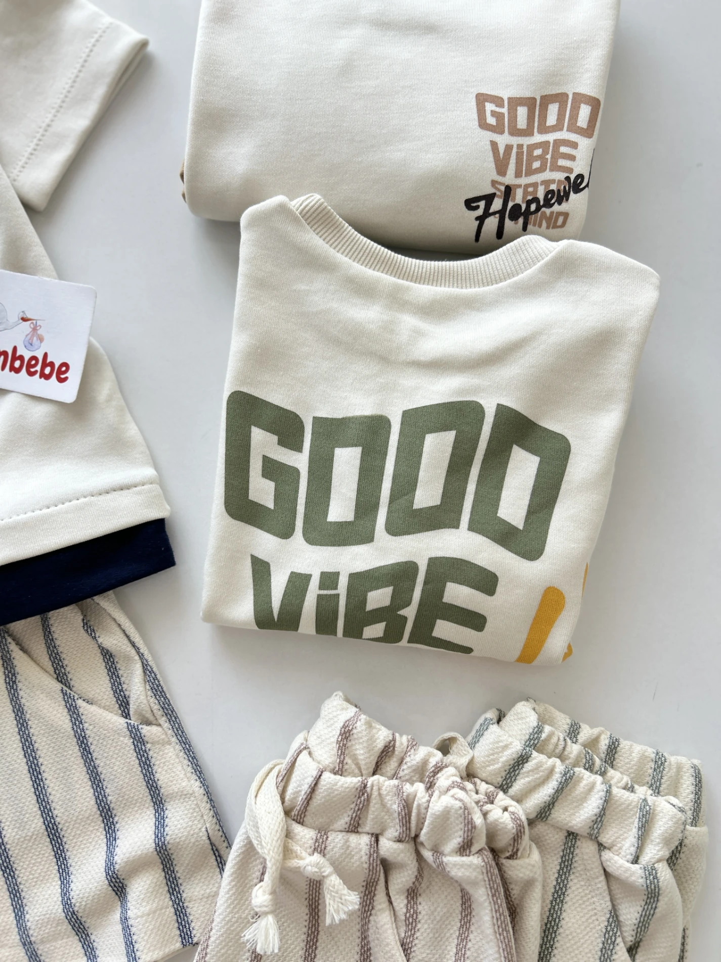 Good Vibes Arkası Baskılı Premium Kalite %100 Pamuk Oversize Cool Görünümlü Keten Kumaş Çizgili Şortlu 2’li Takım