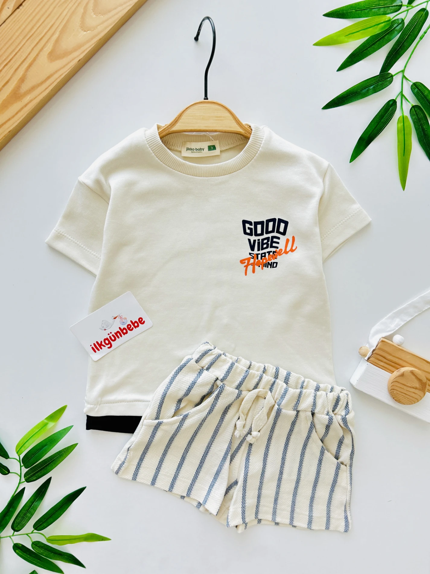 Good Vibes Arkası Baskılı Premium Kalite %100 Pamuk Oversize Cool Görünümlü Keten Kumaş Çizgili Şortlu 2’li Takım