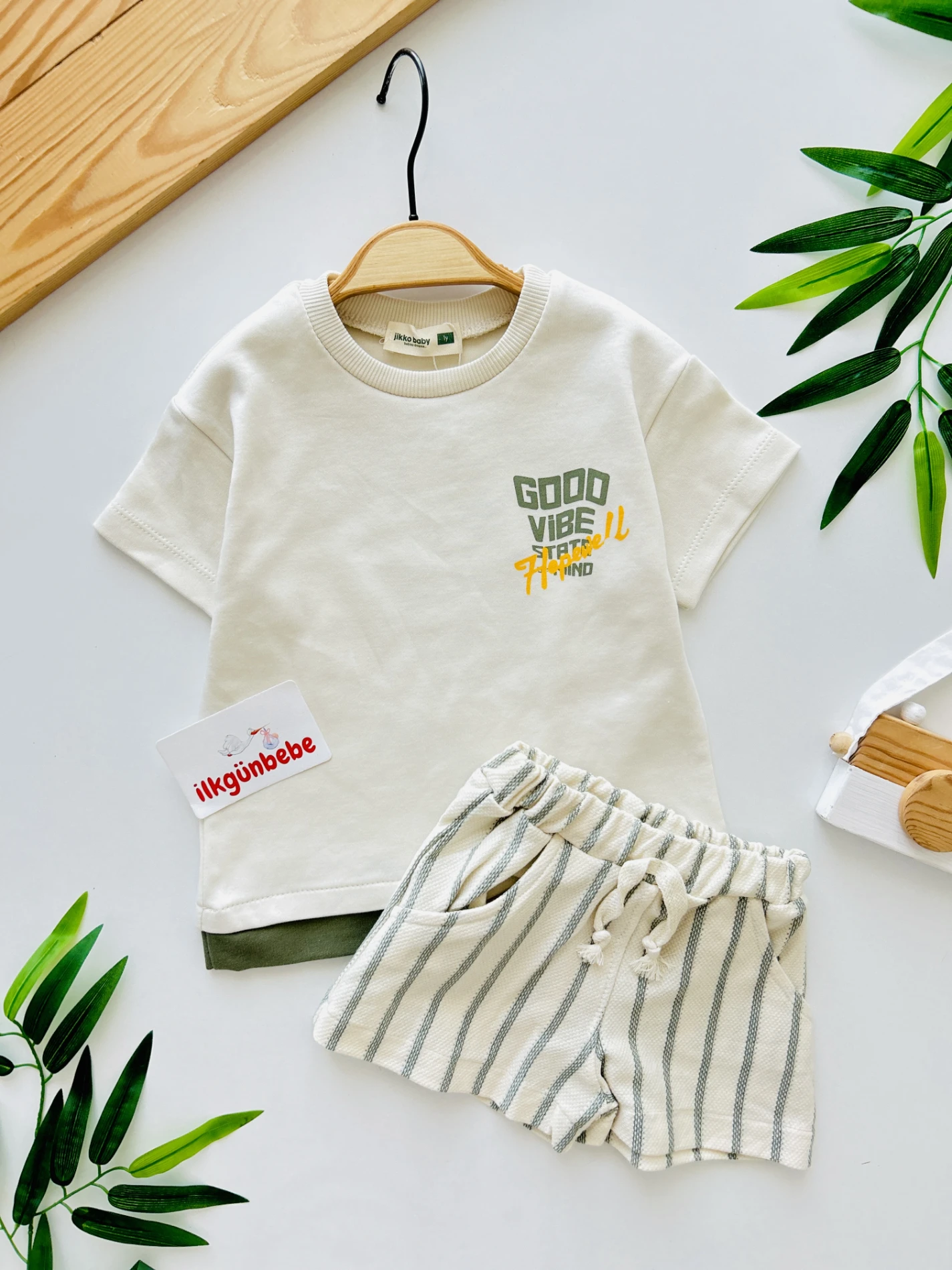Good Vibes Arkası Baskılı Premium Kalite %100 Pamuk Oversize Cool Görünümlü Keten Kumaş Çizgili Şortlu 2’li Takım