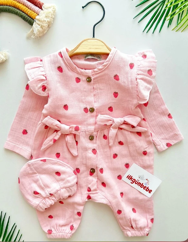 Çilek Desenli Fiyonk Detaylı Boneli  %100 Pamuk Müslin Kumaş Tulum