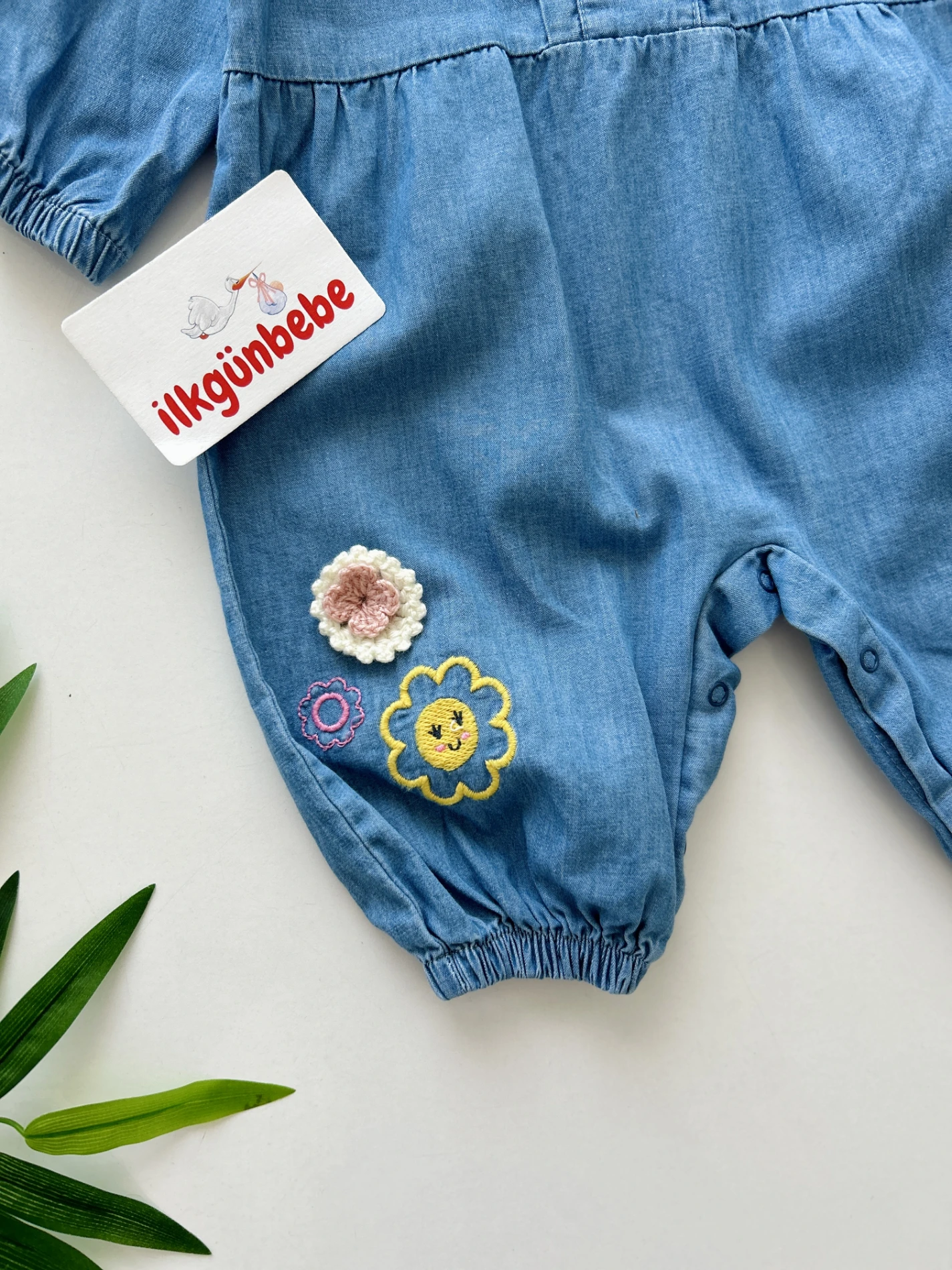 Çiçek Nakışlı Bebe Fırfır Yakalı %100 Pamuk Likralı Yumuşacık Kot Kumaş Tulum