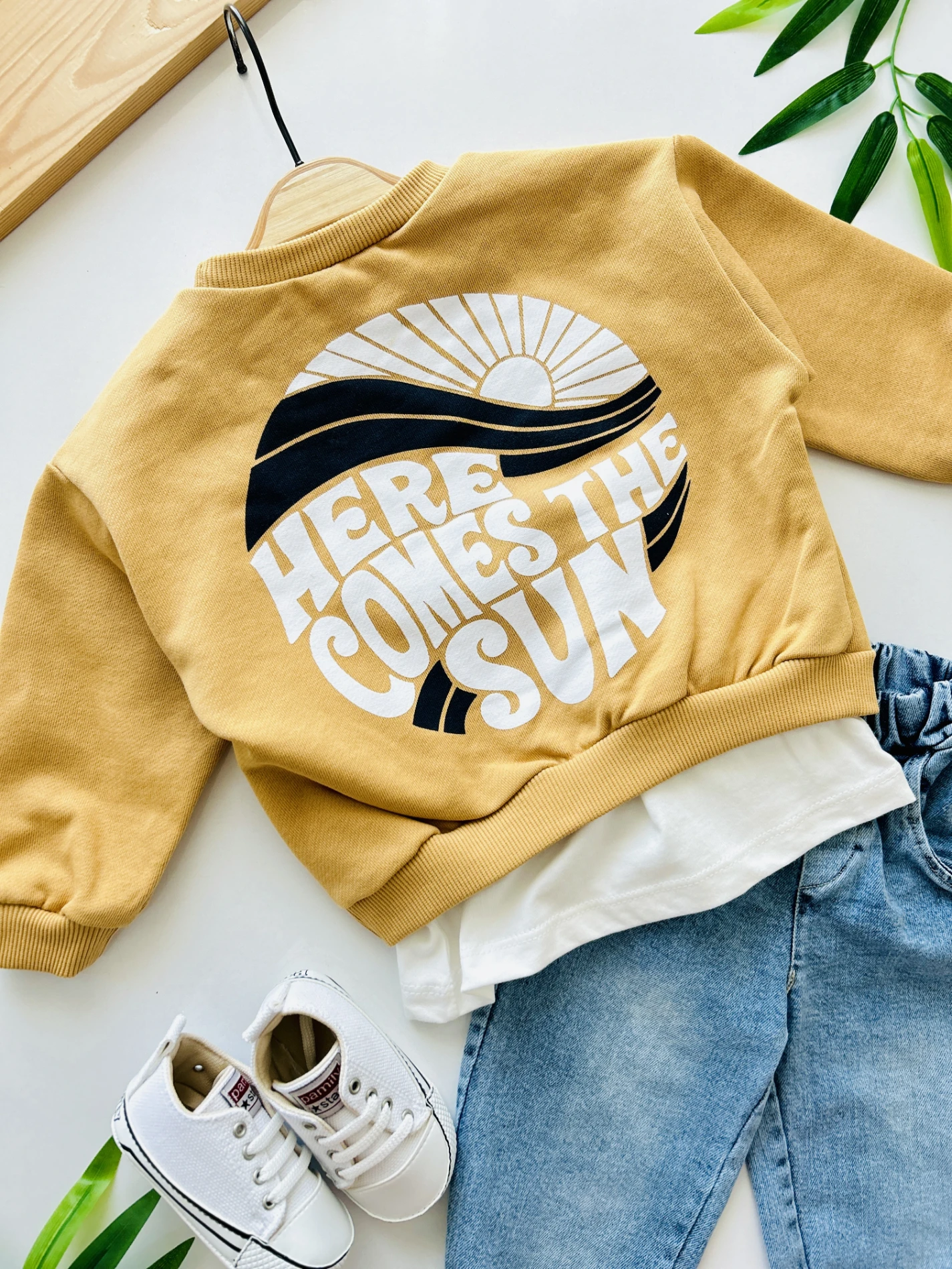 Here Comes The Sun Baskılı Arkası Baskılı Tişörtlü Sweatli Kot Pantalonlu Tarz Görümümlü 3’lü Cool Set