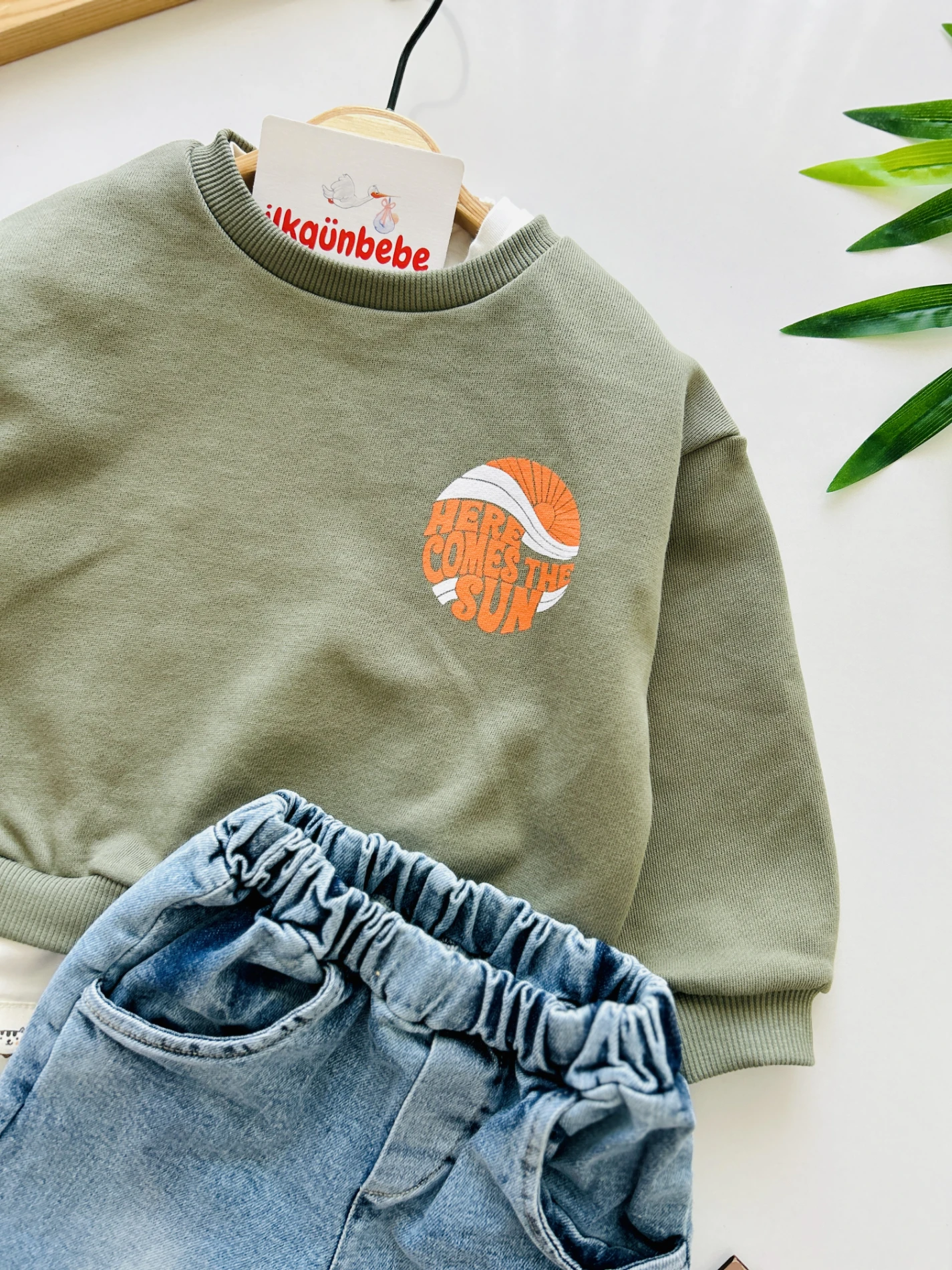Here Comes The Sun Baskılı Arkası Baskılı Tişörtlü Sweatli Kot Pantalonlu Tarz Görümümlü 3’lü Cool Set