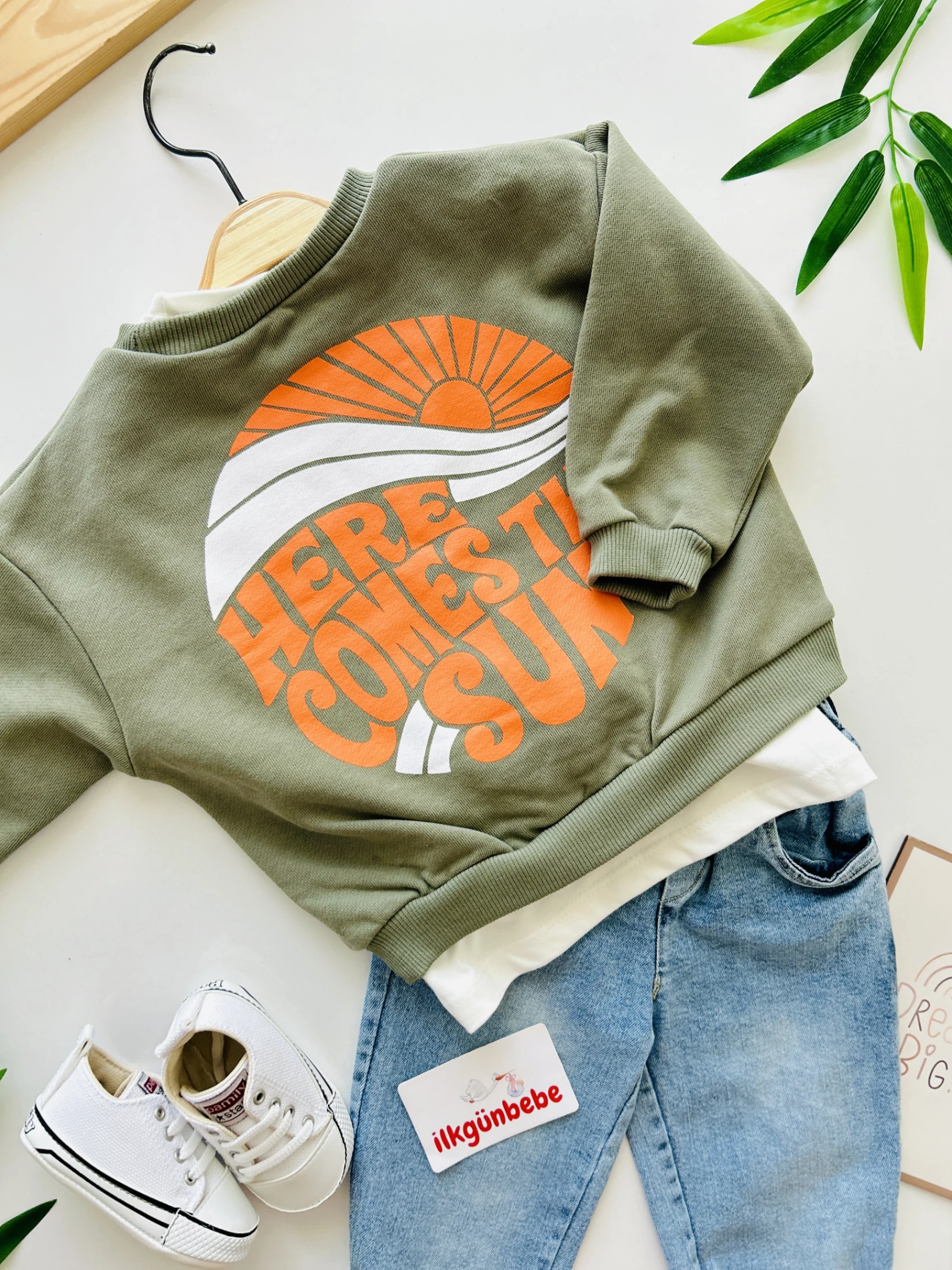 Here Comes The Sun Baskılı Arkası Baskılı Tişörtlü Sweatli Kot Pantalonlu Tarz Görümümlü 3’lü Cool Set