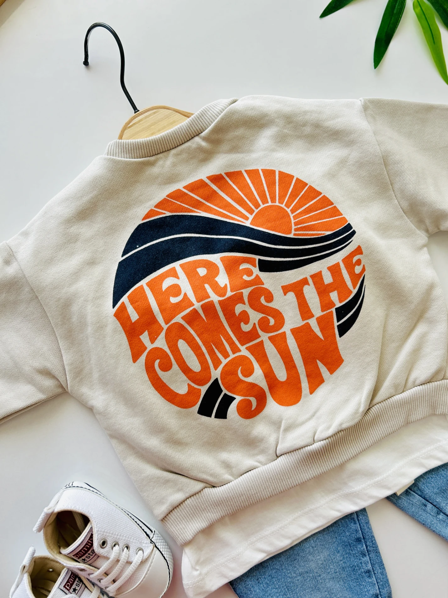 Here Comes The Sun Baskılı Arkası Baskılı Tişörtlü Sweatli Kot Pantalonlu Tarz Görümümlü 3’lü Cool Set