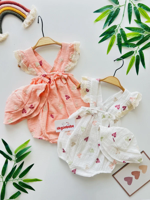 Kalp Desenli Müslin Kumaş Fiyonk Detaylı Askılı Romper Bucket Şapka Set