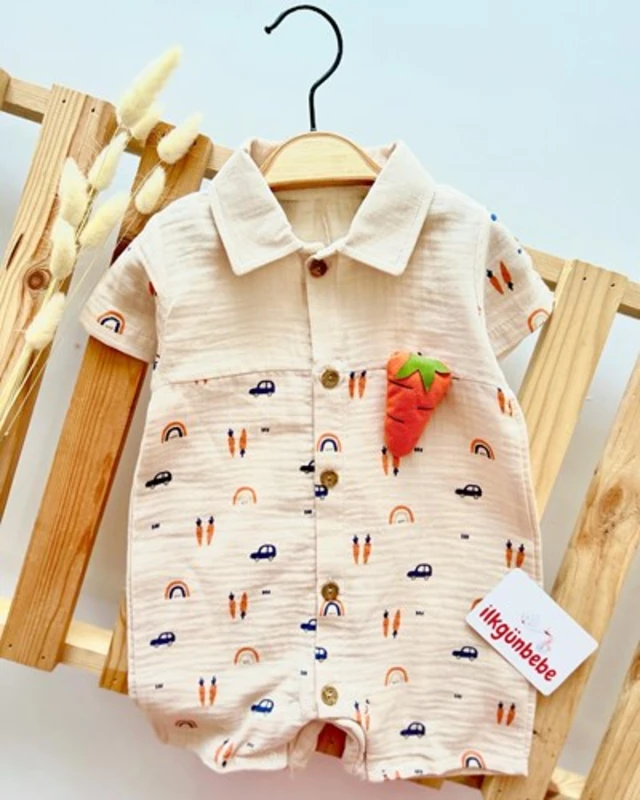 havuç kabartmalı gökkuşağı temalı ahşap düğmeli müslin kumaş tulum 