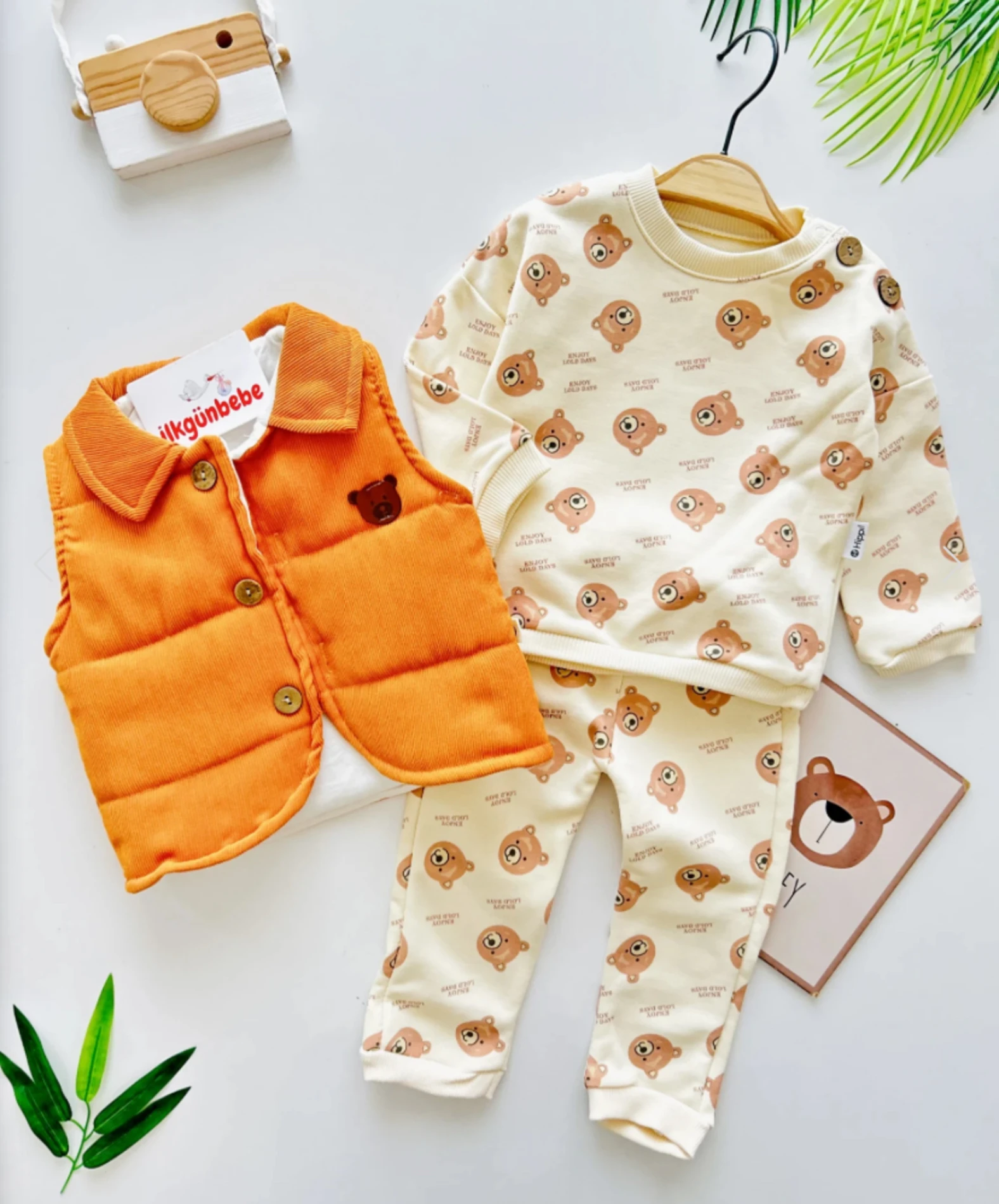 Teddy Temalı %100 Pamuk Ahşap Düğmeli Detaylı Sweatli Eşofmanlı Kışlık Lacos Yakalı Yelekli 3’lü Premium Takım