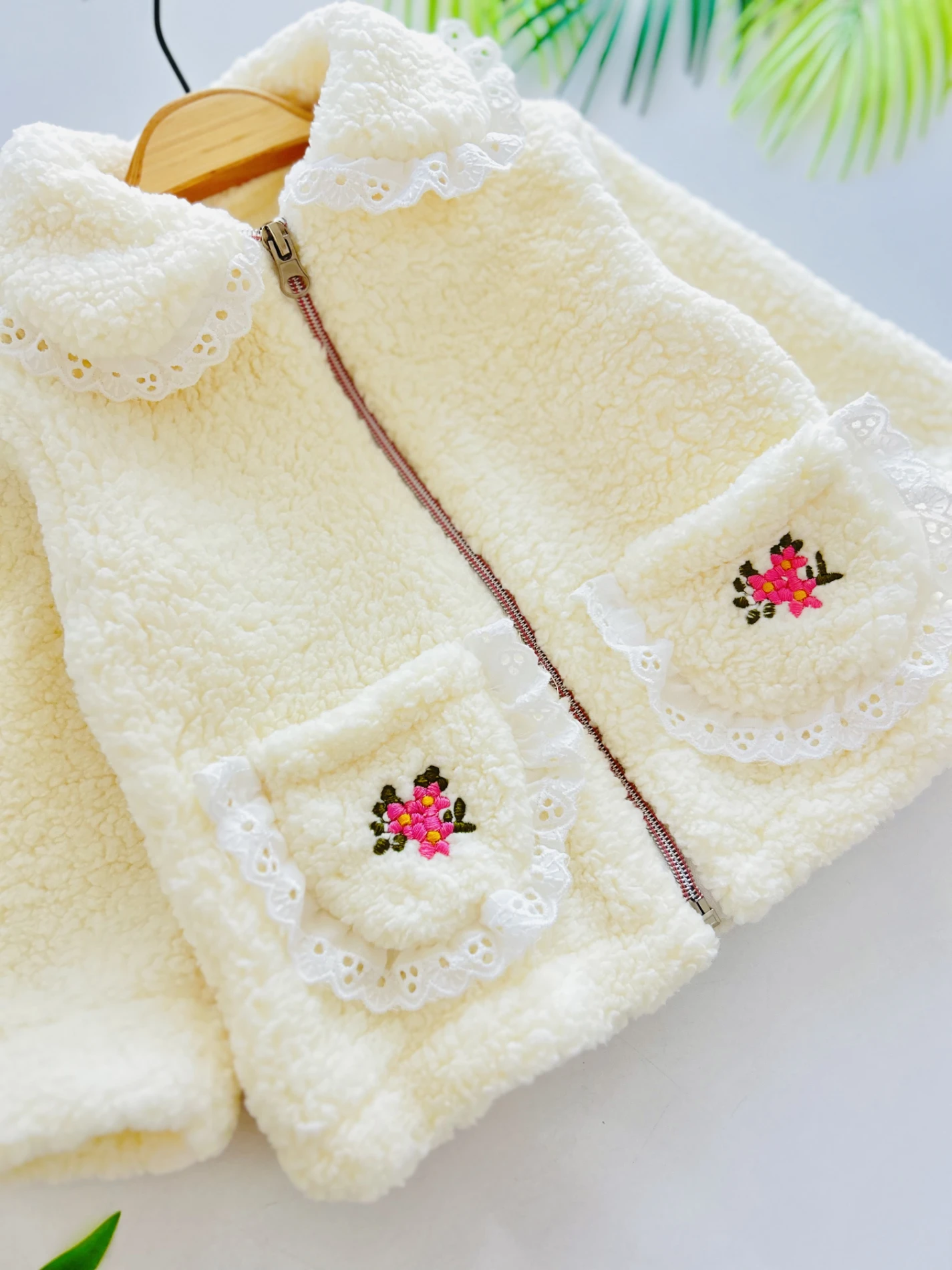 Fisto Yaka Çiçek Nakışlı Peluş Mont Ceket