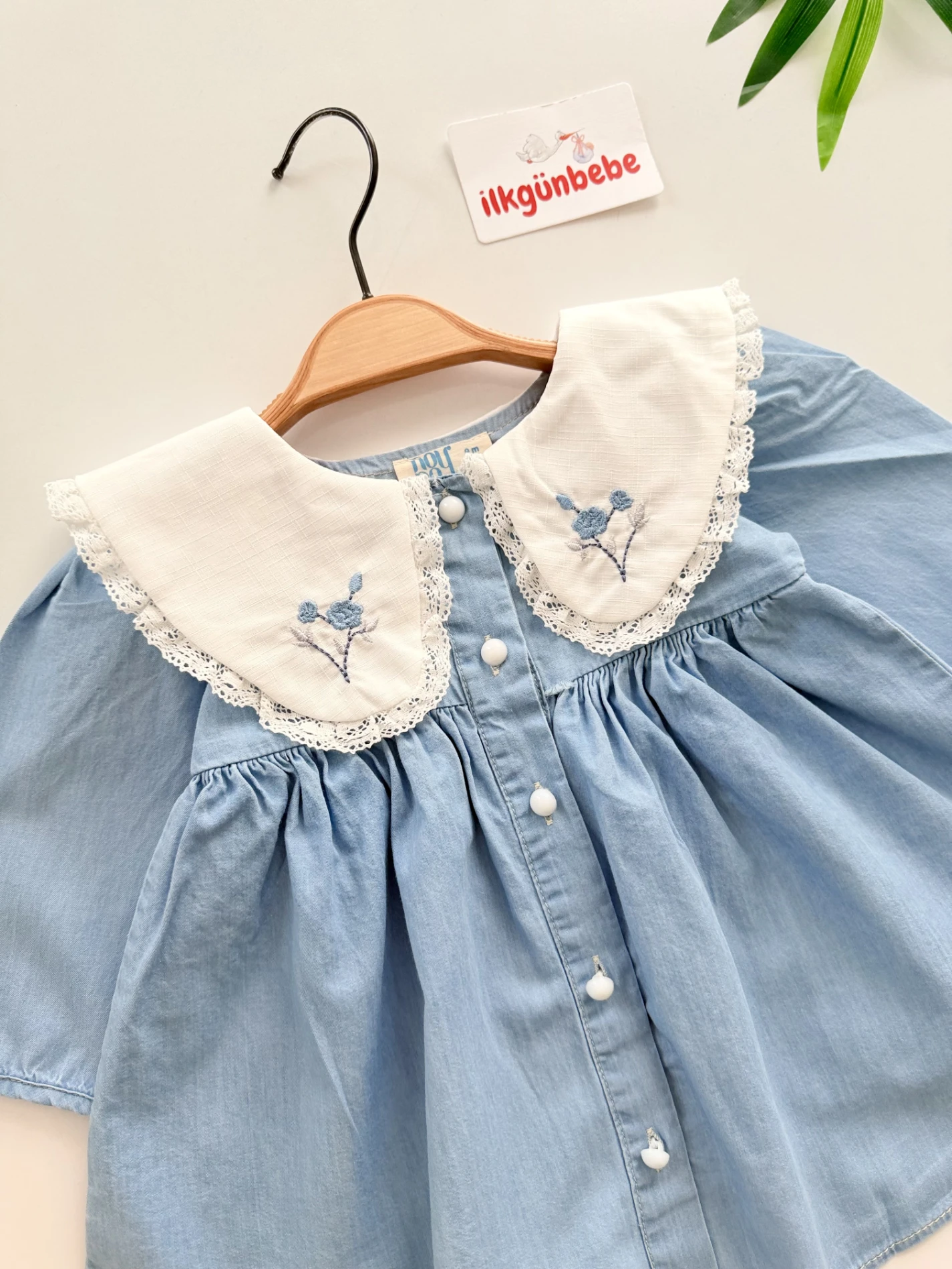 Zarif Lale Nakışlı Yakalı Kot Elbise