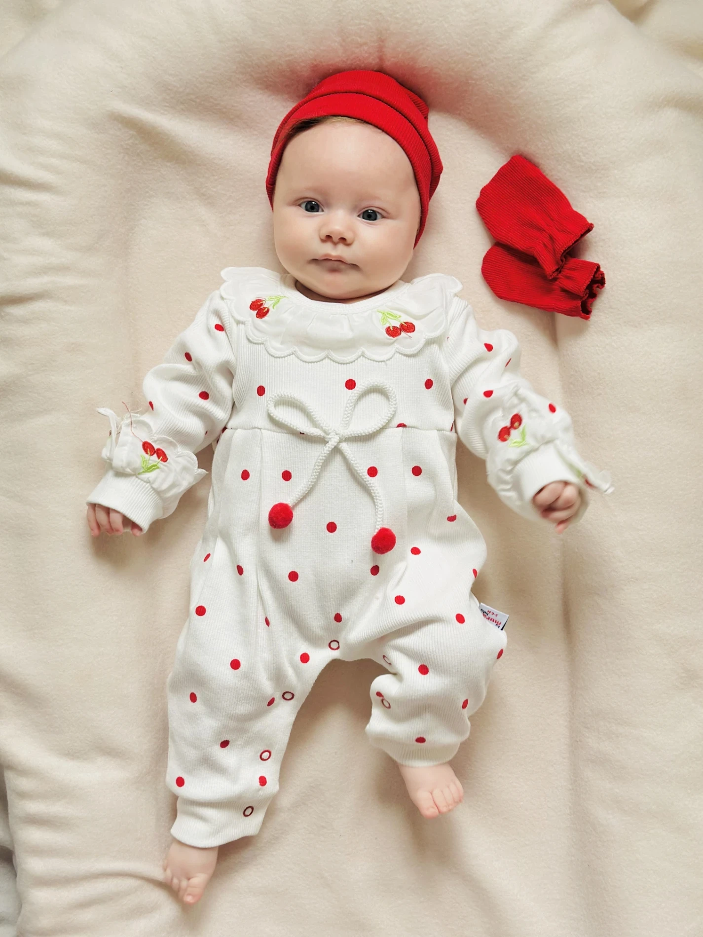 Yaka Detaylı Kiraz Desenli %100 Pamuk Şapkalı Eldivenli 3’lü Tulum Set