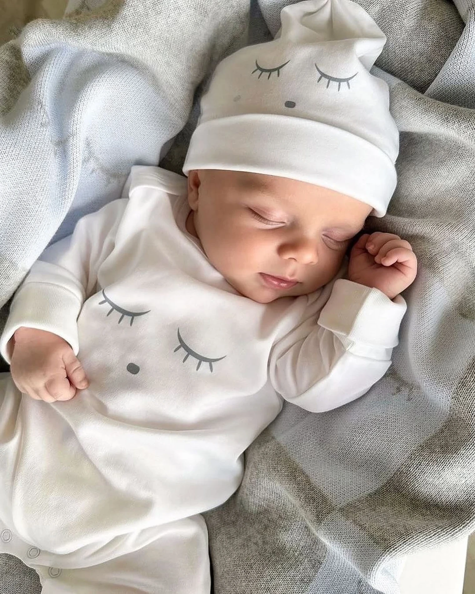 Uyuyan Sevimli Tavşan Nakışlı Ayaklı Şapkalı Unisex Tulum