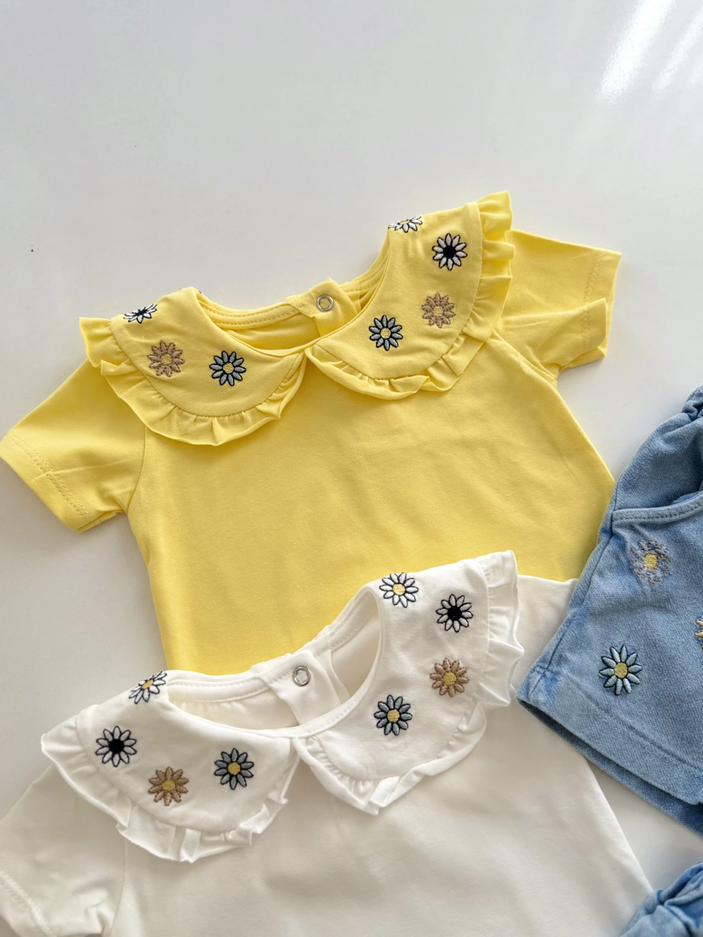 Papatya Nakış Yakalı Kot Şortlu Takım